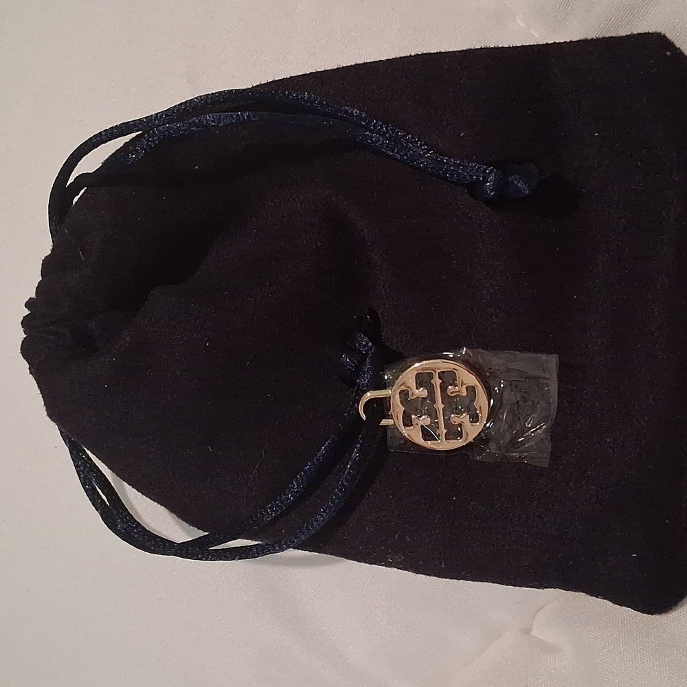 Tory Burch Forget Me Not Green Daisy Pendant Necklace With Dustbag. SOLD OUT - Picture 5 of 5